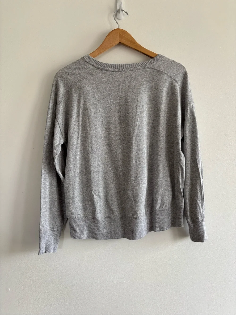 Walt Disney World Park Life Minnie Mouse Gray Crewneck Graphic Sweatshirt - Picture 8 of 12